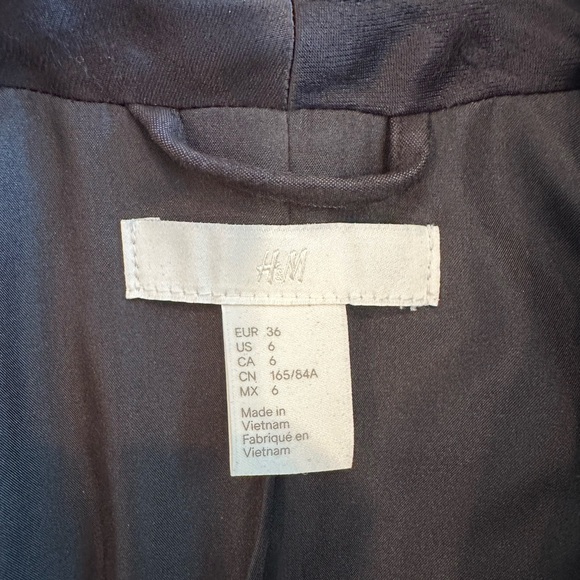 H&M Tuxedo Blazer - Picture 3 of 3